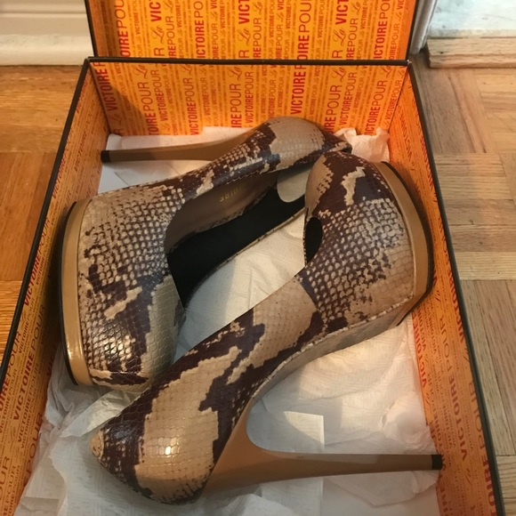 Snake skin heels, size 7.5 - Picture 3 of 3